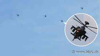 Vier Apache-Kampfhelikopter über den Walliser Alpen - BLICK