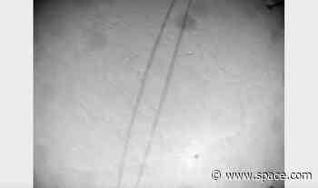 Soar over Mars rover tracks with Ingenuity helicopter (video)