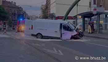 Bestuurder pleegt vluchtmisdrijf na zwaar ongeval met bestelwagen in Elsene - BRUZZ