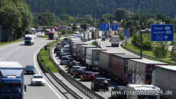 Auch am Freitag: Massive Verkehrsbehinderungen durch Lkw-Blockabfertigung auf A93 und A8