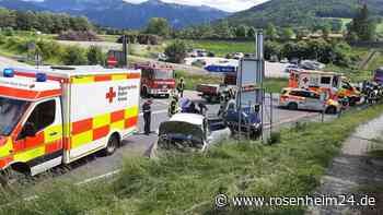 Zwei Autos krachen auf St2093 bei Frasdorf zusammen – wohl drei Verletzte