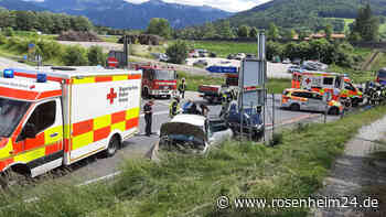 Zwei Autos krachen auf St2093 bei Frasdorf zusammen – wohl drei Verletzte