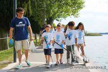 Garda, spiagge ripulite con il sostegno di Gardaland SEA LIFE - Agenzia askanews