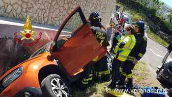 Auto cappotta in un canale di scolo, illesa la guidatrice e ferito il passeggero - VeronaSera