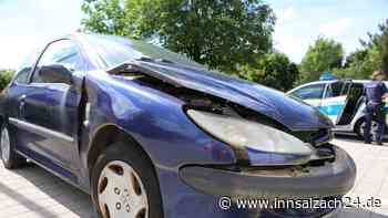 Auto kracht auf B20 bei Burgkirchen gegen Bus