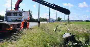 Man kan zelf uit wagen klauteren na buiteling langs E403 - Het Laatste Nieuws