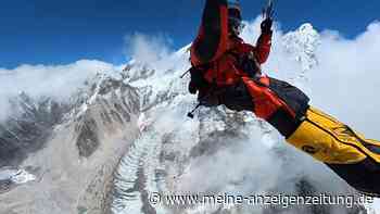 Mann fliegt mit Gleitschirm vom Mount Everest
