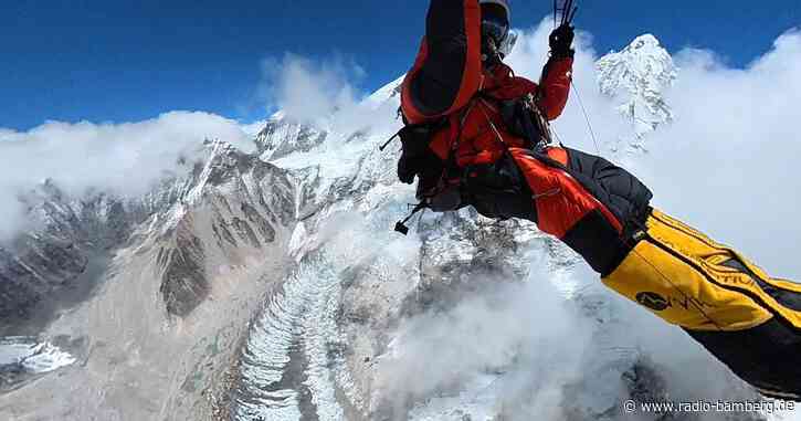 Mann fliegt mit Gleitschirm vom Mount Everest