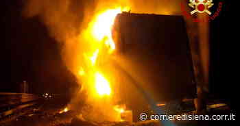 Siena, camion di generi alimentari a fuoco sul raccordo: intera notte di lavoro per i vigili del fuoco - Corriere di Siena