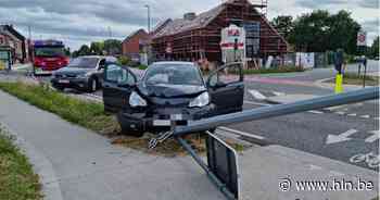 Dronken bestuurder mist bocht aan rotonde en knalt tegen verlichtingspaal - Het Laatste Nieuws