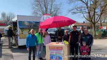 Traunreut: L!Z-Vorstand Michael Mollner übergibt Unterschriften zur Petition gegen die Fahrradstraße - innsalzach24.de