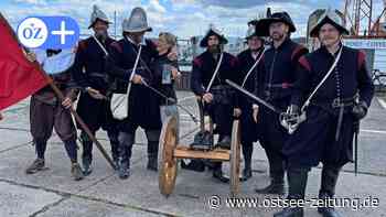 Herrentag in Stralsund: Spektakel mit Stadtwache und Salutschüssen am Hafen - Ostsee Zeitung