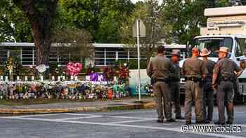 Texas officers waited 48 minutes to confront school shooter as kids kept calling 911