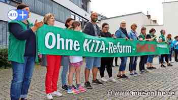 Luckenwalde: Protestkundgebung gegen Abbruch der Kitarechtsreform am Kreishaus - Märkische Allgemeine Zeitung