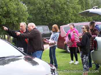 Volunteers place 600 American flags on veteran’s gravesites Alma - The Morning Sun