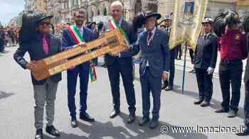Raduno dei bersaglieri, a Cuneo la cerimonia del passaggio della stecca a Damerini - LA NAZIONE