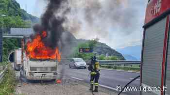 Lecco, fiamme sulla Statale 36: camion prende fuoco all'uscita della galleria - IL GIORNO