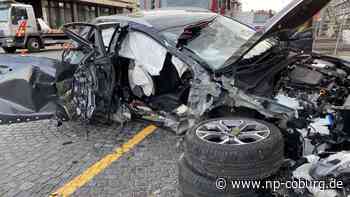 Fahrer schwer verletzt - Ampel gerammt - Auto völlig zerstört - Neue Presse Coburg