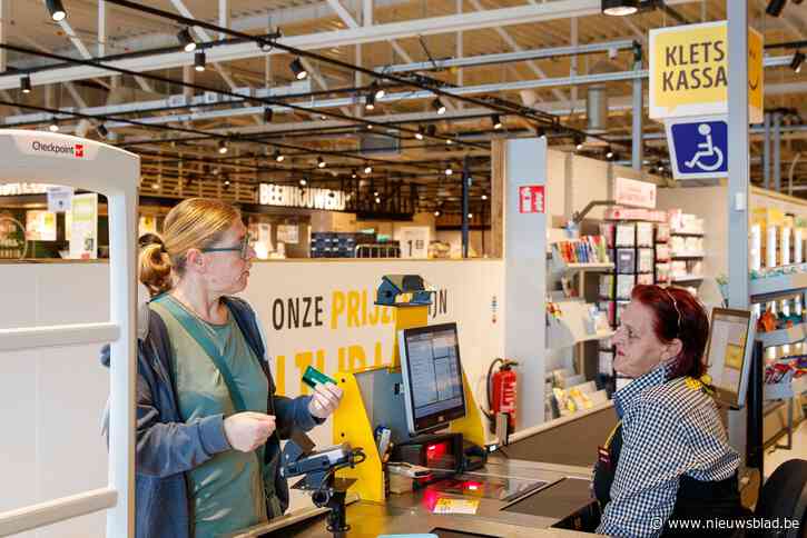 Babbeltje slaan aan de ‘kletskassa’ en elke dinsdagochtend met gedoofde lichten prikkelarm winkelen: Balense Jumbo pakt uit met primeurs