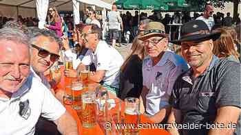 Party in Heiligenzimmern - Besucher genießen Zeit beim Weinbrunnenfest - Schwarzwälder Bote