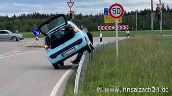 Ungewöhnlicher Parkplatz auf der Leitplanke in Mettenheim