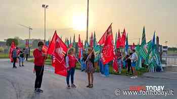 Lavoratori in presidio all'alba davanti al magazzino Coop, i sindacati: "Alta adesione allo sciopero" - ForlìToday