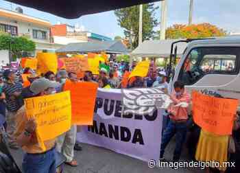 En protesta, ex agentes y subagentes municipales de Misantla exigen que se les pague - Imagen del Golfo