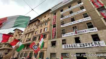 Sit-in di CasaPound contro il governo Draghi. Iannone va alla finestra: “Questo non è un balcone”