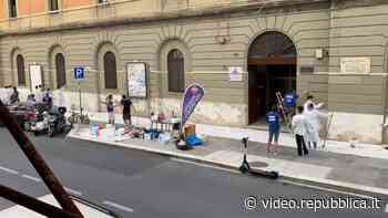 Bari, gli studenti dello Scacchi con i volontari Retake ripuliscono la facciata del liceo: nuovo look in 4 ore - Repubblica TV
