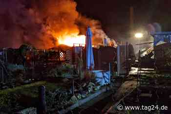 Großfeuer in Riesa: Vier Gartenlauben brennen lichterloh - TAG24