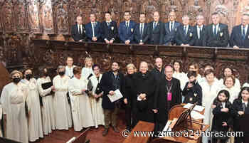 El obispo acompaña al coro sacro en Santiago de Compostela - Zamora 24 Horas