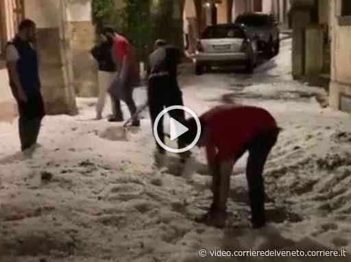 Asolo, i residenti spalano la grandine nelle strade - Corriere della Sera