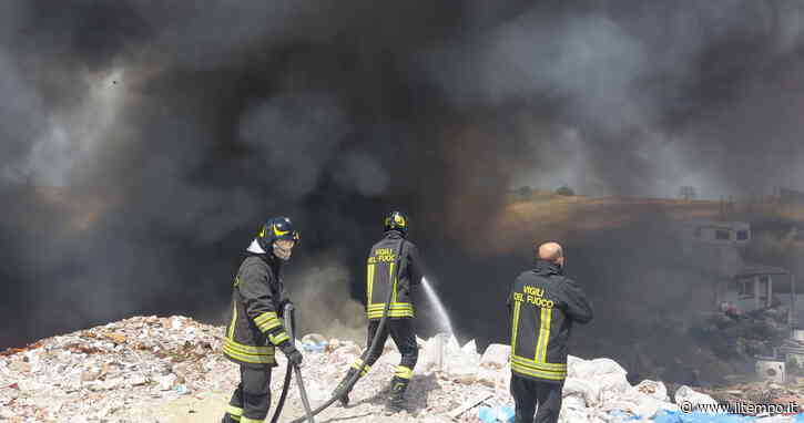 Ardea, discarica e rifiuti tossici a fuoco. Fiamme alte e famiglie evacuate - Il Tempo