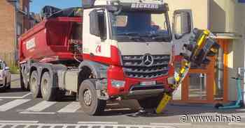 Vrachtwagen met oplegger rijdt tegen verkeerslicht | Mechelen | hln.be - Het Laatste Nieuws