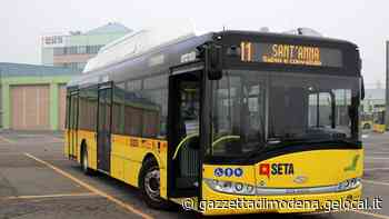 Modena, sul bus senza biglietto: 56enne rifiuta i controlli e aggredisce il controllore - La Gazzetta di Modena