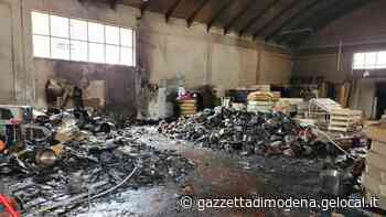 Sassuolo, incendio all'alba distrugge deposito per feste - La Gazzetta di Modena
