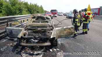Auto a fuoco in autostrada, in fiamme anche vegetazione - Modena 2000