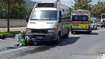 Scooter finisce sotto pullmino Tpl, due donne ferite ad Albenga - La Stampa
