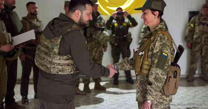 Ukrainischer Präsident Selenskyj besucht Frontgebiet Charkiw