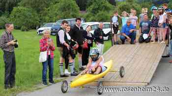 Kanu, Badewanne oder Brautmobil: Was beim 18. Seitenkistenrennen von Bad Feilnbach am schnellsten war