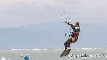 Forti raffiche di vento, kitesurfista sull'argine ferito a Grado Pineta - Il Piccolo