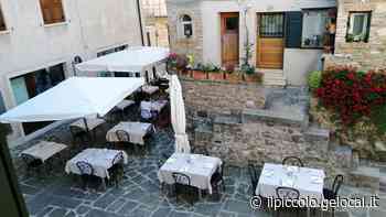 Troppi tavolini in centro storico, protestano i residenti di Grado: «Non si riesce più a passare» - Il Piccolo