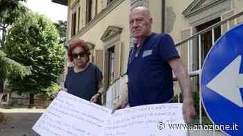 Prato, a 80 anni si incatenano per chiedere una casa - LA NAZIONE