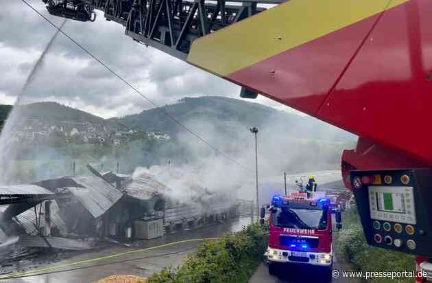 FW-PL: Feuer in einem holzverarbeitenden Betrieb. Drehleiter und Löschgruppe Eiringhausen im Einsatz.