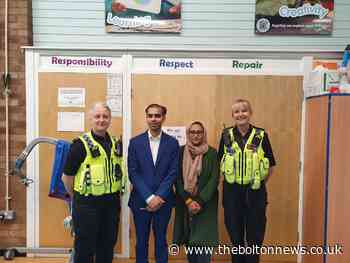 Police and Councillors in Rumworth hold a meeting with residents - The Bolton News