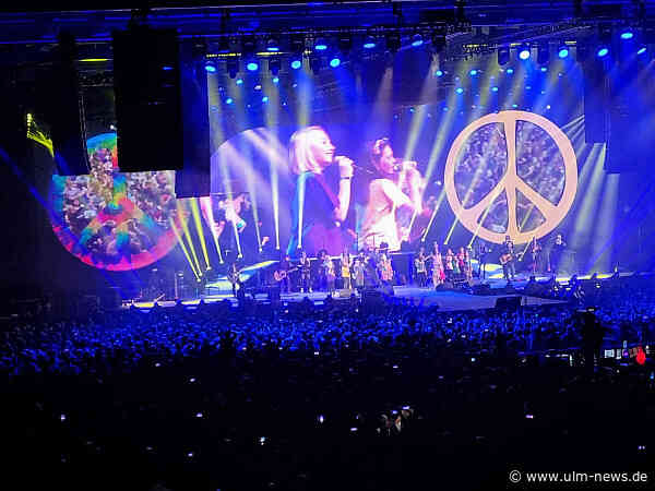 Bunt, mitreißend und berührend: Udo Lindenberg und das Panikorchester auf "Udopium"-Tour in Stuttgart