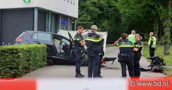 Auto raakt van de weg en botst tegen boom in Den Bosch, bestuurster zwaargewond - BD.nl