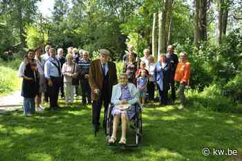 Oostkamp zet eeuwelingen in de bloemetjes met een boom - KW.be - KW.be