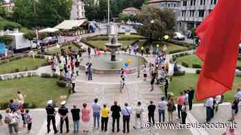 Ponte di Piave, quasi cento persone al flashmob per la pace in Ucraina - TrevisoToday