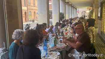 Circa cento persone nella tavolata sotto i portici della "Cena di vicinato" di corso Mazzini - ForlìToday